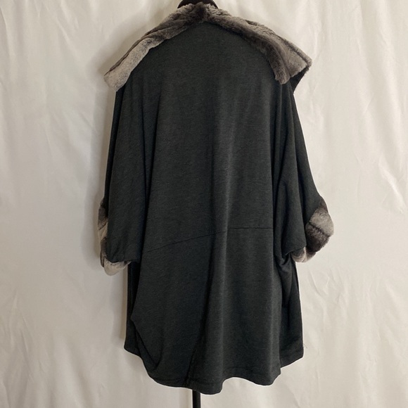 Carmen Marc Valvo Women’s Charcoal Cape with Faux Fur collar. Size XL. NWT. - Picture 3 of 10